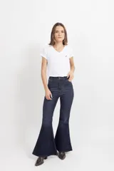 Jean oxford de tiro alto en color negro, confeccionado en denim con elasticidad. Presenta un corte ajustado en la parte superior y acampanado desde la rodilla hacia abajo, con cierre frontal y bolsillos.