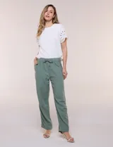 Pantalón de lino de calce holgado y caída ligera, con estampado de rayas verticales en tonos celestes y blancos. Cuenta con cintura elastizada fruncida con cordón ajustable al frente, bolsillos laterales y pierna recta.