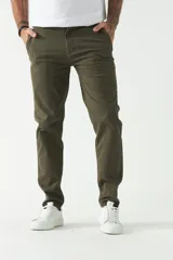 Pantalón chino color verde militar, corte slim, con bolsillos laterales y traseros, y presillas para cinturón.