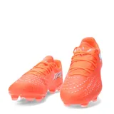 Championes de fútbol Puma Future 9 Play Fg/Ag, color naranja vibrante con detalles en blanco. Presentan un diseño texturizado en el empeine para un mejor control del balón, el logo de Puma en el lateral y una suela con tapones diseñados para superficies firmes y artificiales.
