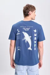 Remera azul marino de manga corta, con estampa en la espalda que incluye un delfín, texto y gráficos marinos en blanco.