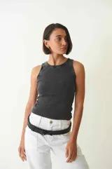 Musculosa básica de morley con efecto desgastado, cuello redondo a la base y corte ajustado.