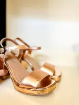 Sandalias de fiesta color cobre con acabado metalizado, plataforma delantera, tacón ancho y tobillera ajustable.