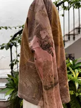 Remera de manga larga con escote en V, confeccionada en jersey de algodón peinado. Tiene detalle de morley en bajo mangas y tajos a los lados. Presenta estampa botánica.