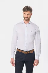 Camisa de manga larga con diseño estampado de microfiguras en tonos celestes sobre fondo blanco, corte slim fit, cuello camisero clásico y logotipo bordado en el pecho.