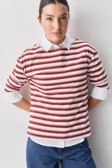 Remera a rayas horizontales rojas y beige, con mangas 3/4 y escote bote.