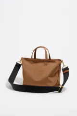 Bolso de mano Bimba y Lola de tamaño mediano, con estructura blanda, doble asa de mano y asa regulable de tejido. Cuenta con cierre de cremallera, detalles metálicos y logo de la marca en el frente.