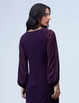 Vestido azul de RM Richards en seda fría, con escote en V cruzado, cintura drapeada, mangas largas de gasa y aplique de botones en el lateral.