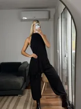 Pantalón estilo balloon de tela cey, color negro, con corte holgado y ajuste en los tobillos.