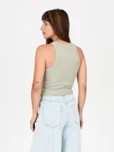 Musculosa ajustada color beige claro, con cuello redondo y sisas amplias. Tejido acanalado.