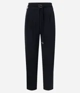 Pantalón negro de corte recto confeccionado en crepé, con cintura alta, lazo ajustable y bolsillos laterales.