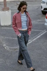 Jeans de tiro alto con corte balloon y pernera holgada. Presenta diseño de cinco bolsillos, cierre frontal con cremallera y botón, y detalle de costuras marcadas en el delantero y la espalda.