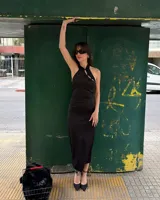 Vestido midi negro de inspiración asiática, con cuello mao, detalles de nudos chinos cruzados en el escote y diseño ajustado.