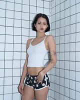 Musculosa blanca de breteles finos.