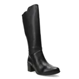 Bota bucanera de caña alta confeccionada en cuero negro con textura granulada. Presenta un diseño clásico con punta redonda, tacón cuadrado de altura media y cierre lateral interno.