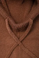 Balaclava de tejido de punto acanalado en color gris, con diseño envolvente y cordones ajustables en la parte frontal.