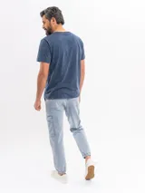 Pantalon cargo de corte holgado en color celeste claro, con bolsillos laterales tipo cargo y puños elásticos en los tobillos. Cuenta con cintura elástica con cordón ajustable.