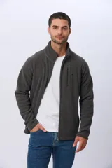 Campera gris de polar texturado liviano, con cuello alto, cierre frontal y bolsillos laterales con cierre.