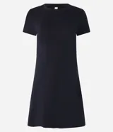 Vestido corto color ladrillo, confeccionado en tejido de punto rib de algodón y elastano. Tiene cuello redondo y mangas cortas.