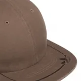 Gorra Adidas Racer Stripe color marrón, con visera plana y diseño clásico de seis paneles. Incluye el logo del trifolio bordado en el frente.