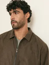 Campera de napa ecológica color marrón, con cierre frontal metálico, bolsillos laterales y cuello camisero.