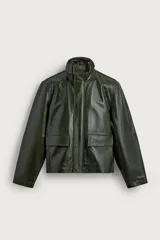Cazadora regular fit de piel en color verde oscuro, con cuello subido, manga larga, bolsillos de plastrón con solapa en la cadera y cierre frontal de cremallera oculta por solapa con botones.