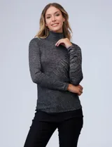 Buzo de tejido elastizado melange, con cuello alto y mangas largas. Marca Tahari.