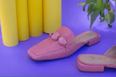 Mocasín descalzo color rosa con estampado de serpiente, 100% cuero, con aplique al tono.