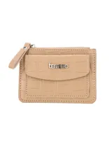 Tarjetero de cuero sintético con textura croco color bordó, con compartimento principal con cierre, bolsillo frontal con solapa y placa metálica con el logo de la marca.