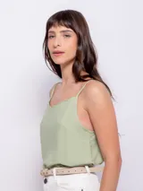 Top color verde agua, de breteles finos y escote con terminación ondulada.