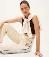Pantalón recto deportivo de modal color beige, con cintura elástica sin cierre y recortes laterales en contraste.