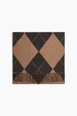 Bufanda de tejido suave con diseño de rombos en tonos marrón y negro, terminada con flecos en los extremos.