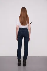 Pantalon jean de corte flare y tiro alto, en color azul oscuro con costuras a tono.