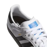 Championes Adidas Samba Adv, color blanco con detalles en negro y suela marrón.