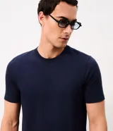 Remera marrón de corte slim, cuello redondo y manga corta, con textura acanalada vertical.