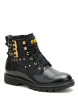 Bota de cuero negro con diseño de caña media, acordonada con ojales metálicos dorados. Presenta detalles de tachas metálicas y dos correas con hebillas doradas en el lateral externo. Incluye logo de la marca en la lengüeta y en el talón, con suela de goma dentada para mayor tracción.