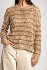 Sweater texturado de punto con rayas horizontales en tonos beige y arena, cuello redondo y mangas largas.