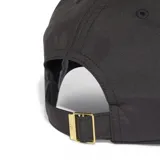 Gorra negra de Adidas con logo bordado en blanco en el frente.