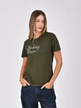 Remera verde militar de manga corta, con cuello redondo y bajo asimétrico. Presenta un estampado frontal con la frase "strawberry blossom" en blanco y detalles gráficos en negro.