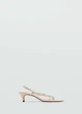 Sandalias de tacón kitten color beige, con tiras delanteras fruncidas y tira ajustable con hebilla en el talón.