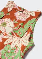 Vestido corto de lino y viscosa con cuello redondo y tirantes anchos. Presenta un diseño recto con espalda descubierta y un estampado floral en tonos marrones, verdes y rosados.