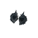 Par de aros negros con forma de corazón sagrado con llamas.