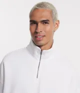 Buzo de corte holgado tipo ballon, color marrón oscuro, con cuello alto y cierre frontal parcial. Presenta mangas largas con puños elásticos y cordón ajustable en el ruedo.