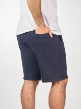 Bermuda azul marino de algodón con bolsillos laterales y traseros.