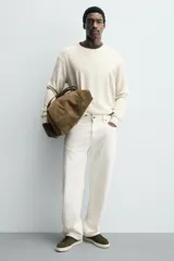 Zapatilla de cordones color verde militar, fabricada en piel con acabado serraje y suela plana color crema.