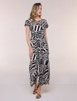 Enterito cropped con caída fluida, escote redondo, mangas cortas y pantalón ancho tipo wide leg. Presenta un lazo frontal para anudar en la cintura, bolsillos laterales y cierre posterior invisible. Cuenta con estampado animal print tipo cebra.