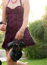 Vestido corto con top tipo corset y breteles finos. Presenta un estampado de hojas en tonos azul petróleo y dorado, con volados en la falda que aportan movimiento.