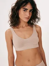 Top color beige con tirantes anchos y escote redondo.