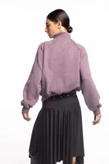 Campera negra de cuello alto con cierre frontal metálico completo, bolsillos laterales y logo bordado en el pecho.