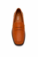 Mocasín de símil cuero negro con silueta clásica, costuras marcadas y tira sobre el empeine.